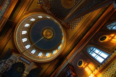 İstanbul Beşiktaş 'taki Yıldız Hamidiye Camii' nin içi. Ramazan veya kandil veya laylat al-Qadr veya İslami sanat arkaplan fotoğrafı. İstanbul Türkiye - 12.25.2021