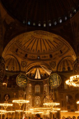Geceleri Ayasofya Camii 'nin içinde. İslami ya da ramazan fotoğrafı. İstanbul Türkiye - 3.27.2022