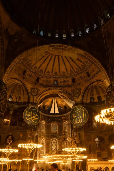 晚上在Hagia Sophia或Ayasofya清真寺的内部 伊斯兰或Ramadan背景照片 伊斯坦布尔土耳其 2022 — 图库照片