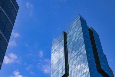 Gökdelenin alçak açılı görüntüsü. İş veya finans veya mimari arkaplan fotoğrafı. 