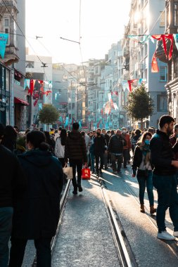 Istiklal Caddesi 'nde ya da Istiklal Bulvarı' nda öğleden sonra insanlar ya da turistler. İstanbul 'daki arka plan dikey fotoğrafına git. İstanbul Türkiye - 11.13.2021