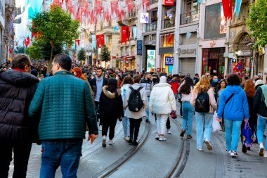 Istiklal Caddesi 'nde ya da Beyoğlu' nda İstiklal Caddesi 'nde turistler. İstanbul 'daki arka plan fotoğrafına git. İstanbul Türkiye - 11.13.2021