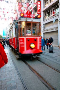 Istiklal Bulvarı 'ndaki Nostaljik Tramvay ya da İstanbul' daki İstiklal Caddesi. İstanbul Türkiye - 11.13.2021