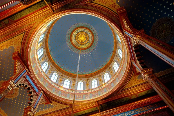 İslami mimari arka plan fotoğrafı. Beşiktaş 'taki Yıldız Hamidiye Camii. Ramazan veya kandil veya laylat al-Qadr veya İslami sanat arkaplan fotoğrafı. İstanbul Türkiye - 12.25.2021