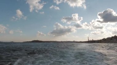 İstanbul videosu. İstanbul şehir manzarası, gün batımında bir feribottan. İstanbul arka plan 4K video seyahat.