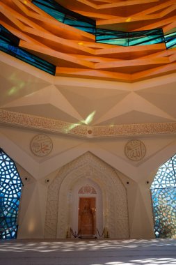 Modern İslami arka plan fotoğrafı. İstanbul 'daki Marmara Ilahiyat Camii' nden Mihrab. İstanbul Türkiye - 11.4.2021