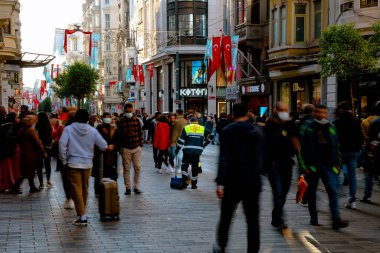 İstanbul, Istiklal Caddesi 'nde yol temizleme işçisi ve insanlar. İstanbul Türkiye - 11.13.2021