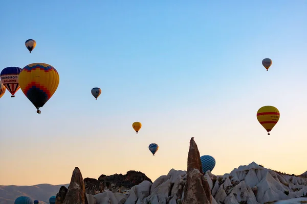 Cappadocia tło zdjęcie. Aktywność balonów na ogrzane powietrze w Goreme — Zdjęcie stockowe