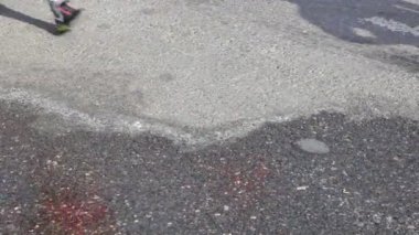 Sporcular maratonda koşuyor. Şehirdeki insanlar asfaltta koşuyor..