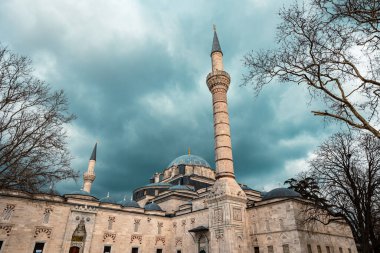 İstanbul 'daki Beyazit veya Bayezid Camii' nde gökyüzü dramatik bulutlu. İslami veya ramazan veya laik el Kadir veya Osmanlı mimari arkaplan fotoğrafı.