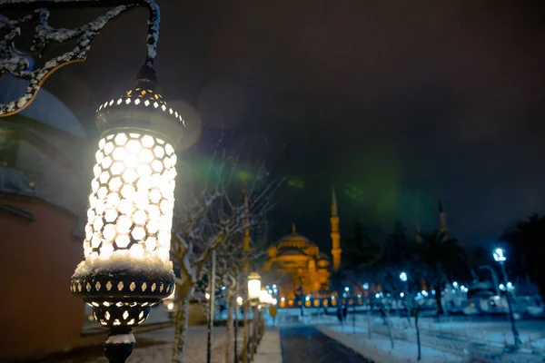 伊斯坦布尔冬季的灯蓝清真寺或苏丹清真寺 伊斯坦布尔的背景照片 包括噪音选择性地聚焦在灯上 — 图库照片