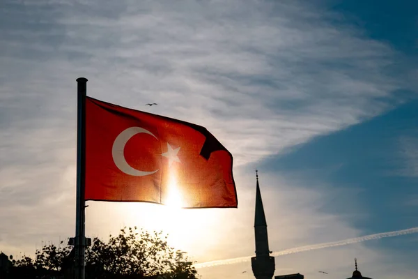 Bendera Turki Dan Menara Masjid Saat Matahari Terbit Foto Konsep — Stok Foto