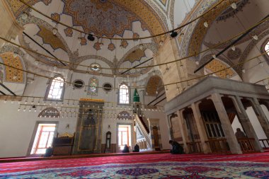 Konya 'daki Sultan Selim Camii' nin içi. Ramazan veya kandil veya laylat al-Qadr veya İslami arkaplan fotoğrafı. Konya Türkiye - 5.18.2022