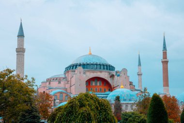 Ayasofya ya da Ayasofya 'nın sonbaharda manzarası. İstanbul 'a ya da Ramazan' a ya da İslami arkaplan fotoğrafına seyahat.