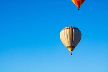 Sıcak hava balonu. Seyahat, turizm ya da tatil konsepti fotoğrafı. Balon etkinliği arka planı.