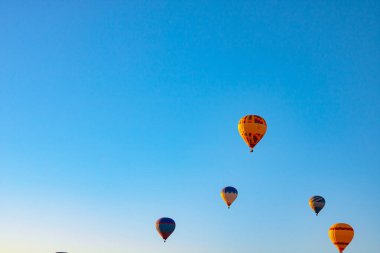 Gökyüzünde sıcak hava balonları. Balon etkinliği ya da Sıcak Hava Balonu Festivali arka plan fotoğrafı.