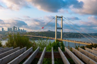 İstanbul Boğazı ya da 15 Temmuz Şehitleri Köprüsü ve Şehri. İstanbul 'daki arka plan fotoğrafına git.