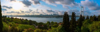 İstanbul manzarası. İstanbul Boğaz Köprüsü ve Nakkastepe 'den bulutlu gökyüzü ile panoramik manzara. 