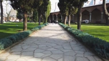 İstanbul 'daki Topkapı Sarayı' nın bahçesinde yürüyorum. Türkiye 'ye git arka plan 4K videosu. İstanbul Türkiye - 12.27.2021