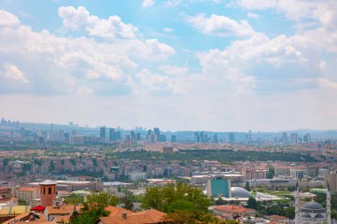 Ankara Şatosu 'ndan Anitkabir ve şehir manzarası. Türkiye 'nin arka plan fotoğrafının başkenti. Fotoğrafta Mustafa Kemal Atatürk 'ün mozolesi.