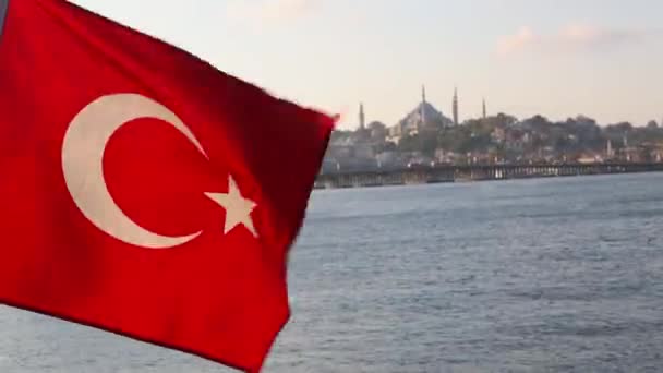 Türkische Flagge Die Flagge Der Türkei Weht Vor Dem Stadtbild — Stockvideo