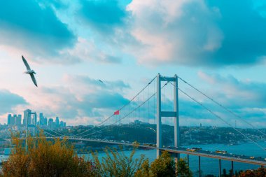 İstanbul 'daki Boğaz Köprüsü veya 15 Temmuz Şehitler Köprüsü. İstanbul 'daki arka plan fotoğrafına git. Seçici odak.