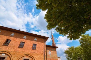 Ankara 'daki Hacı Bayram Veli Camii' nde yazın ağaçlar var. İslami veya ramazan veya kandil veya laylat al-Qadr veya kadir gecesi arkaplan fotoğrafı. 