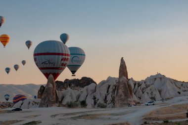 Goreme Kapadokya 'da sıcak hava balonu faaliyeti. Goreme Nevsehir Türkiye - 7.2.2021