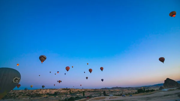 カッパドキアの背景写真への旅行 ゴーレムの熱気球 Goreme Nevsehirトルコ 2021 — ストック写真