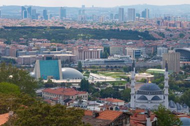 Ankara 'nın Opera Binası ve camii manzarası. Başkanlık Senfoni Orkestrası veya CSO veya Cumhurbaskanligi Senfoni Orkestrası ve Melike Hatun Camii.
