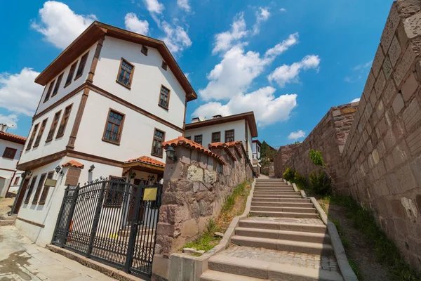 Castillo Ankara Casas Turcas Tradicionales Con Cielo Parcialmente Nublado Viaje —  Fotos de Stock