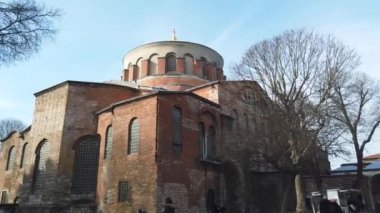 Topkapı Sarayı 'ndaki Hagia Irene ya da Aya irini. İstanbul 'daki arka plan fotoğrafına git. Bizans kiliseleri. İstanbul Türkiye - 12.27.2021