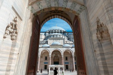 Turistler ve Süleyman Camii. İstanbul 'daki arka plan fotoğrafına git. Avludan Süleyman Camii. İstanbul Türkiye - 5.13.2022
