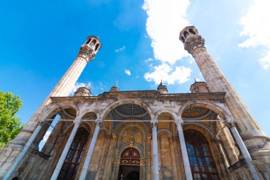 Konya Aziziye Camii. Konya 'daki Aziziye Camii' nin geniş açılı görüntüsü. Ramazan veya kandil veya laylat al-Qadr veya İslami arkaplan fotoğrafı.