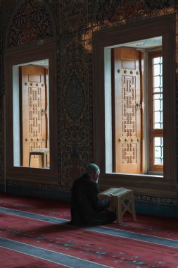 İslami fotoğraf. Camide Kuran okuyan yaşlı bir müslüman. Ramazan veya kandil veya laylat al-Qadr veya kadir gecesi veya İslami arka plan dikey fotoğrafı. Ankara Türkiye - 5.16.2022