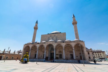 Konya 'daki Sultan Selim Camii ve halkı. İslami arkaplan. Konya Türkiye - 5.18.2022