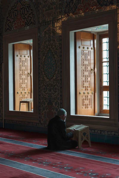 Photo Islamique Vieil Homme Musulman Lisant Coran Dans Mosquée Ramadan — Photo