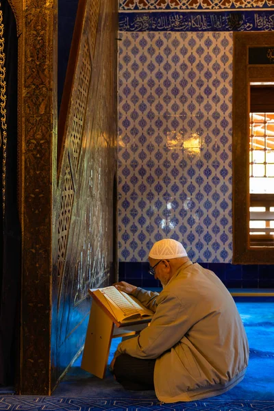 Den Äldre Muslimske Mannen Läser Koranen Moskén Islamisk Bakgrund Foto — Stockfoto