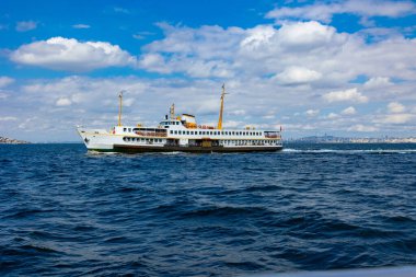 İstanbul 'un ünlü feribotu. Bulutlu gökyüzü ile Marmara Denizi 'nde feribot. Kadıköy Prenslerin Adalarına.