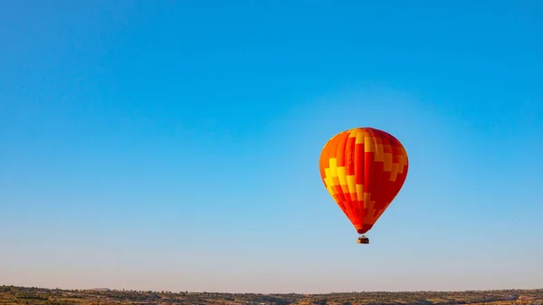 在卡帕多西亚的天空上 红色和黄色的热气球 前往带有复制空间的Cappadocia背景照片 — 图库照片