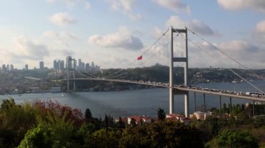Günbatımında İstanbul Boğaz Köprüsü ve Şehir manzarası. İstanbul Nakkastepe Uskudar 'dan 4k video.