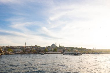 Galata Köprüsü 'nden İstanbul manzarası. Süleyman Camii ve Eminonu ilçesi. Ramazan veya kandil veya İslami arkaplan fotoğrafı. İstanbul 'a seyahat.