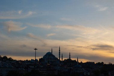 Gün batımında Süleyman Camii 'nin silueti. İstanbul arka plan fotoğrafı. Türkiye 'ye Seyahat kavramı.