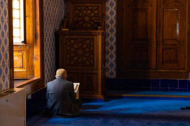 İslami fotoğraf. Camide Kuran okuyan yaşlı bir müslüman adam. Ramazan veya kandil veya laylat al-Qadr veya kadir gecesi veya İslami arkaplan fotoğrafı. Ankara Türkiye - 5.16.2022