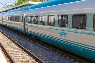 Türk hükümetinin yüksek hızlı demiryolu sistemi veya Yuksek Hizli Tren veya Bostanci istasyonundaki YHT. İstanbul Türkiye - 5.10.2022