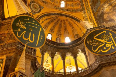 Ayasofya Camii 'nin iç manzarası. İslami fotoğraf. İstanbul Türkiye - 4.25.2022