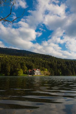 Bolu Golcuk Doğa Parkı ve bulutlu gökyüzü ile ünlü göl evi. Türkiye 'nin doğal güzellikleri. Bolu Türkiye veya Türkiye - 5.15.2022