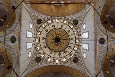 Konya Sultan Selim Camii 'nin kubbesi. Osmanlı camiinin mimari arka plan fotoğrafı. Konya Türkiye - 5.18.2022