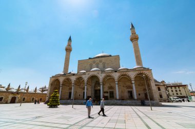 Konya Manzarası. Sultan Selim Camii ve yürüyen insanlar. Konya Türkiye - 5.18.2022