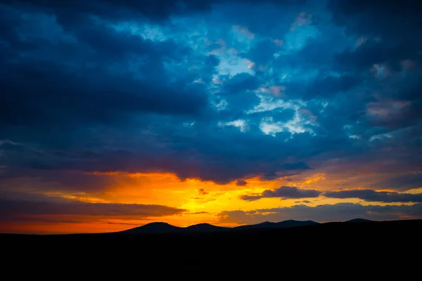Tepelerin Üzerinde Dramatik Bulutlarla Gün Batımı Gün Doğumu Huzurlu Cennet — Stok fotoğraf